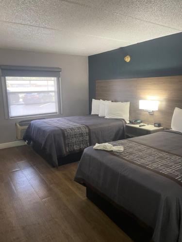 奥兰治城奥兰治城与迪兰戴斯酒店的酒店客房设有两张床和窗户。
