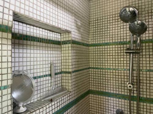 大玉米岛'Crows Nest' Studio Apt.的瓷砖浴室设有小便室和镜子