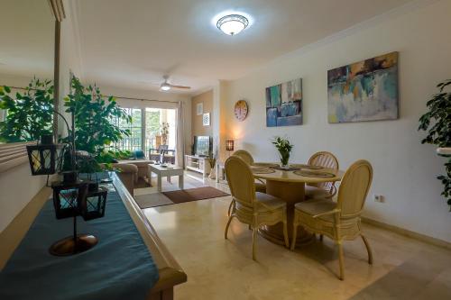 米哈斯科斯塔Dream Apartment in Mijas Golf Limonar的客厅设有餐桌和椅子
