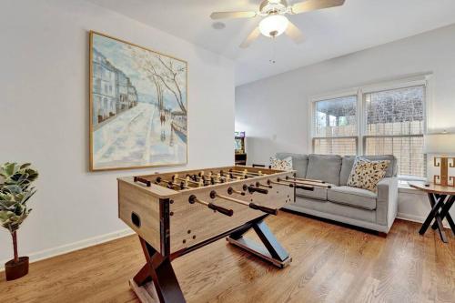 孟菲斯Chalet at Cooper Young的客厅设有桌上足球和沙发。