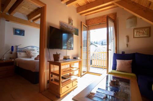 维耶拉Apartamento con Encanto的一间卧室配有一张床、一台电视和一张沙发