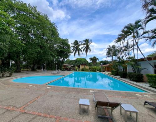 利比里亚埃斯普埃拉斯酒吧餐厅酒店的棕榈树度假村的游泳池