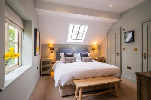 亨利昂泰晤士The Bottle & Glass Inn - Garden View - Room 1的一间卧室设有一张大床和一个窗户。