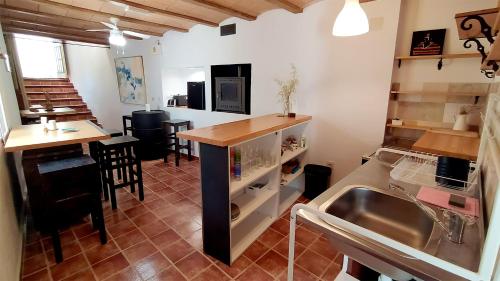 Casa Rural La Puentechica的厨房或小厨房