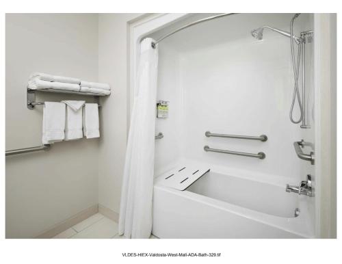 瓦尔多斯塔郝丽德伊克斯帕斯酒店&套房 - 瓦尔多斯塔的白色的浴室设有浴缸和水槽。