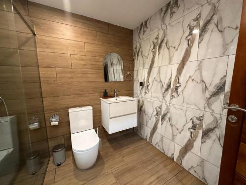 阿克拉The Fjord at Libi Apartment的浴室配有白色卫生间和盥洗盆。