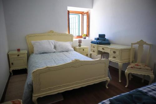 科维良Primor Serra AL的一间卧室配有一张床、两张梳妆台和一张书桌