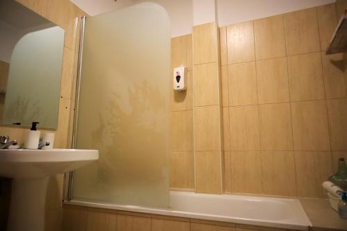科维良Primor Serra AL的带淋浴和盥洗盆的浴室
