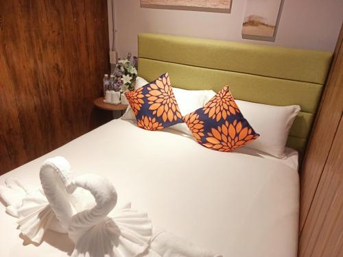 合艾Icon Hotel Hatyai的一张带枕头的两天鹅床