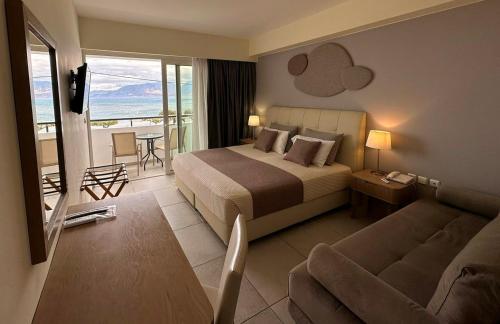 阿基欧斯尼古拉斯Faedra Beach的酒店客房,配有床和沙发