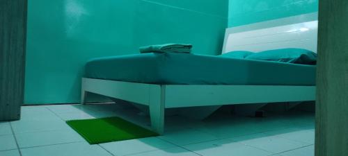 马累faTuur Inn的蓝色墙壁间的一张床位