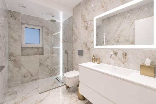 雅典Stunning Athens Riviera 3 BD Apt的浴室配有卫生间、盥洗盆和淋浴。