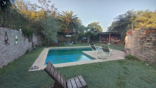富内斯Casa Funes的院子里一个带两把椅子的游泳池