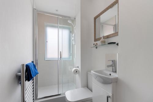 埃克塞特Exeter City Centre Apartments Eden Apartment的带淋浴和盥洗盆的白色浴室