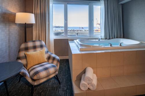 西雅图西雅图体育场银云酒店的带浴缸、椅子和桌子的浴室