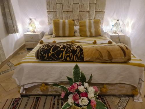 非斯Riad bel kayed的一间卧室配有一张带鲜花的大床
