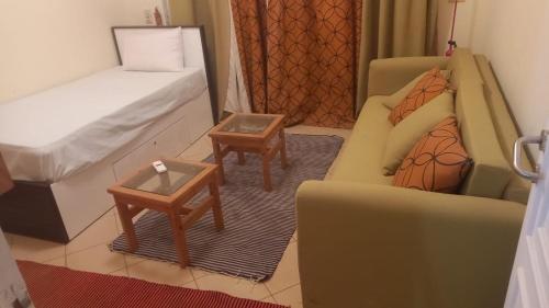 艾因苏赫纳1 bedroom unit#H101 at Lavista Topaz Alsokhna的客厅配有沙发和桌子