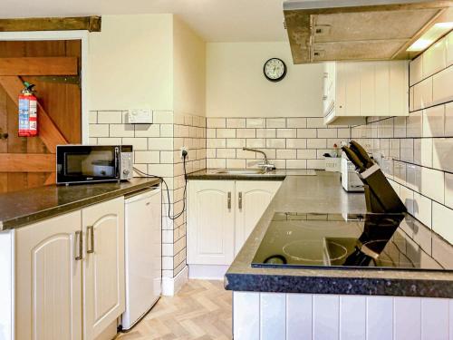 Llanfihangel-Bryn-PabuanKite 1 - Uk6549的厨房配有水槽和台面