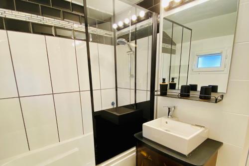 鲁昂La Maison des Plantes, charmante, atypique et cosy pour 4 personnes avec parking et jardin的白色的浴室设有水槽和镜子