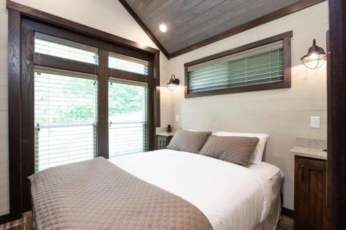 格尔夫海岸Gulf Shores RV Resort的卧室配有白色的床和窗户。