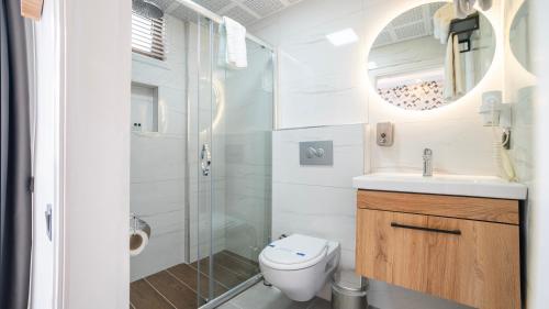 安塔利亚卡夫卡斯酒店的带淋浴、卫生间和盥洗盆的浴室