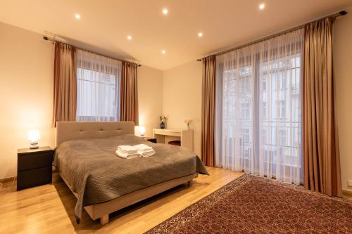 索波特Basha Apartment PREMIUM Sopot 2的一间卧室设有一张床和一个大窗户