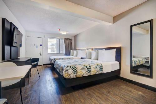 罗克斯普林Studio 6 Rock Springs WY Flaming Gorge的酒店客房配有两张床和一张书桌