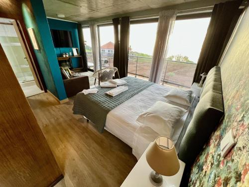 蓬塔杜帕戈Victoria Ocean View Room的一间卧室设有一张床和一个大窗户