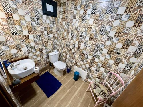 蓬塔杜帕戈Victoria Ocean View Room的一间带卫生间和瓷砖墙的浴室