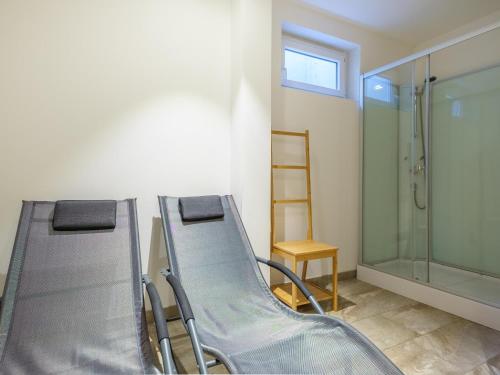 维尔芬翁Werfenblick的带淋浴的客房内的两张空床