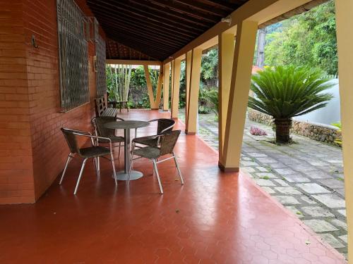 瓜皮米林Sítio dos Guedes的门廊上配有桌椅的天井