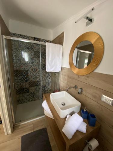 锡拉库扎Peri peri room的一间带水槽和淋浴的浴室