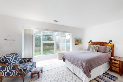 麦金利维尔Good Fortune的卧室配有床、椅子和窗户。
