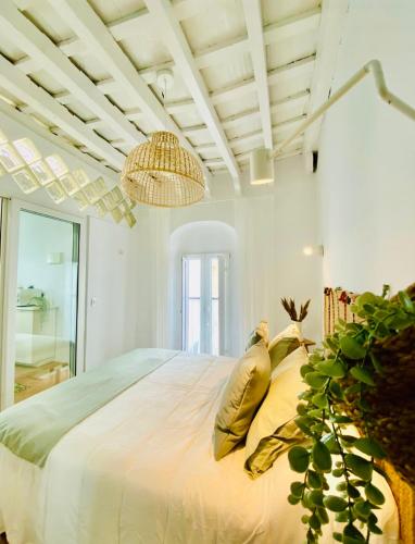 贝赫尔-德拉弗龙特拉Romance Vejer的白色卧室设有一张大床和大窗户