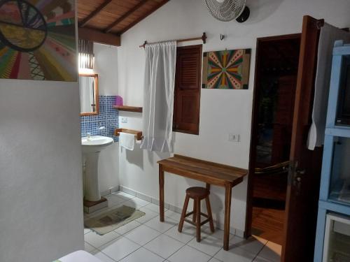杰里科科拉Pousada do farol的一间带木桌和卫生间的浴室