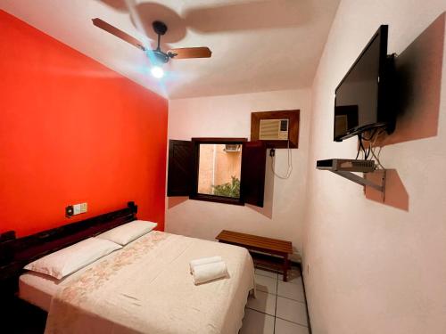 普拉杜Pousada Pitanga的一间卧室配有一张床和吊扇