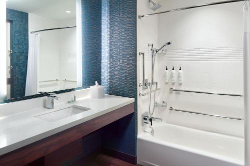 纳什维尔TownePlace Suites Nashville Downtown/Capitol District的一间带水槽、浴缸和淋浴的浴室