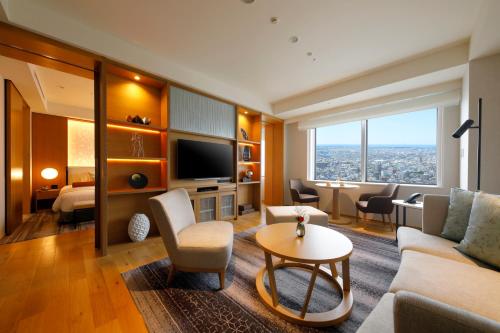 金泽金泽日航酒店的客厅配有沙发和桌子