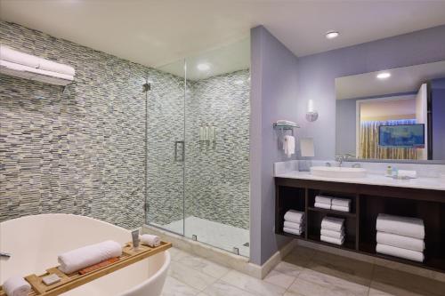 阿林顿阿灵顿首府美景万丽酒店的一间带浴缸和淋浴的浴室