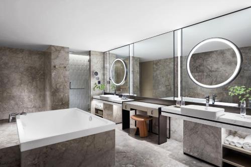 上海上海东方美谷JW万豪酒店的浴室设有2个水槽和2面镜子