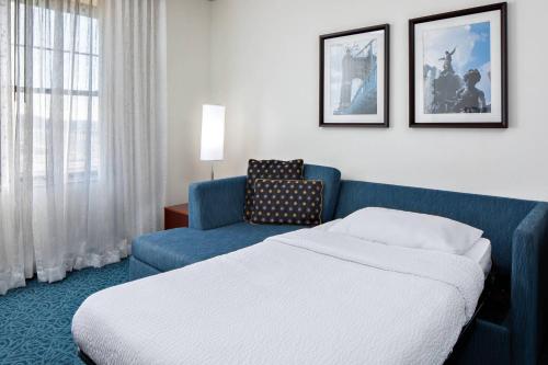 辛辛那提辛辛那提市中心原住客栈酒店的酒店客房,配有床和蓝色的沙发