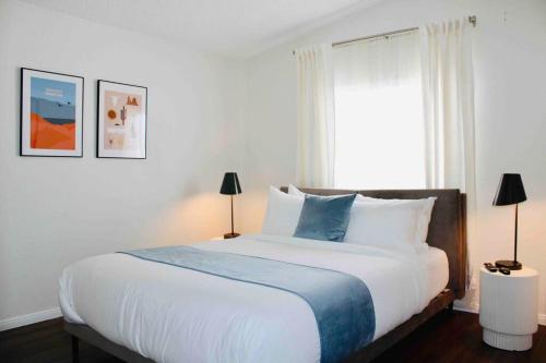 TecopaDeath Valley Hot Springs 2 Bedroom的卧室设有一张白色大床和一扇窗户。