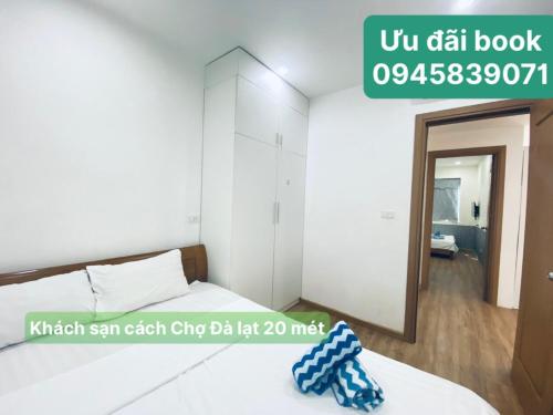 大叻Khách Sạn DaLatView - Cách Chợ Đà Lạt Chỉ 20mét的卧室配有白色的床和镜子