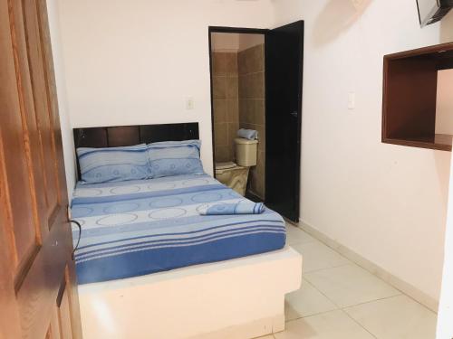 托卢Hostería Altamar Tolú的一间小卧室,卧室内配有一张床铺