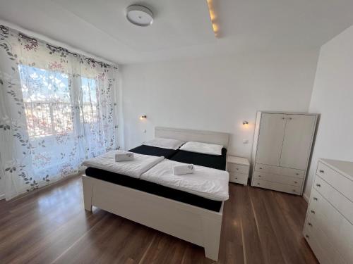 科希策Monte Amnis Kosice Apartment的一间卧室设有一张床和一个大窗户