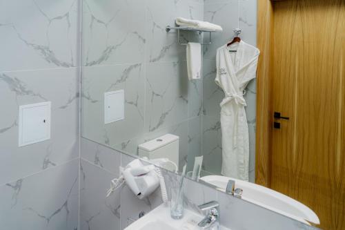 奇姆肯特Graf Hotel的一间带水槽和镜子的浴室