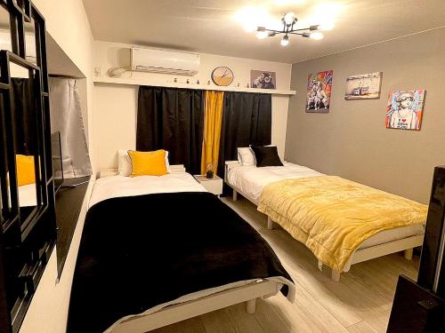 东京tani house的一间卧室设有两张床和窗户。
