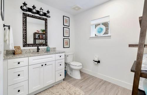 布雷登顿Florida Short and Seasonal townhouses的白色的浴室设有卫生间和镜子
