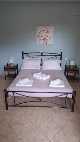 KatokhórionVivis house的卧室里的一张带毛巾的床