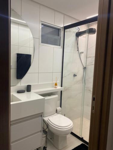 马塞约Apartamento Completo Jatiúca的白色的浴室设有卫生间和淋浴。